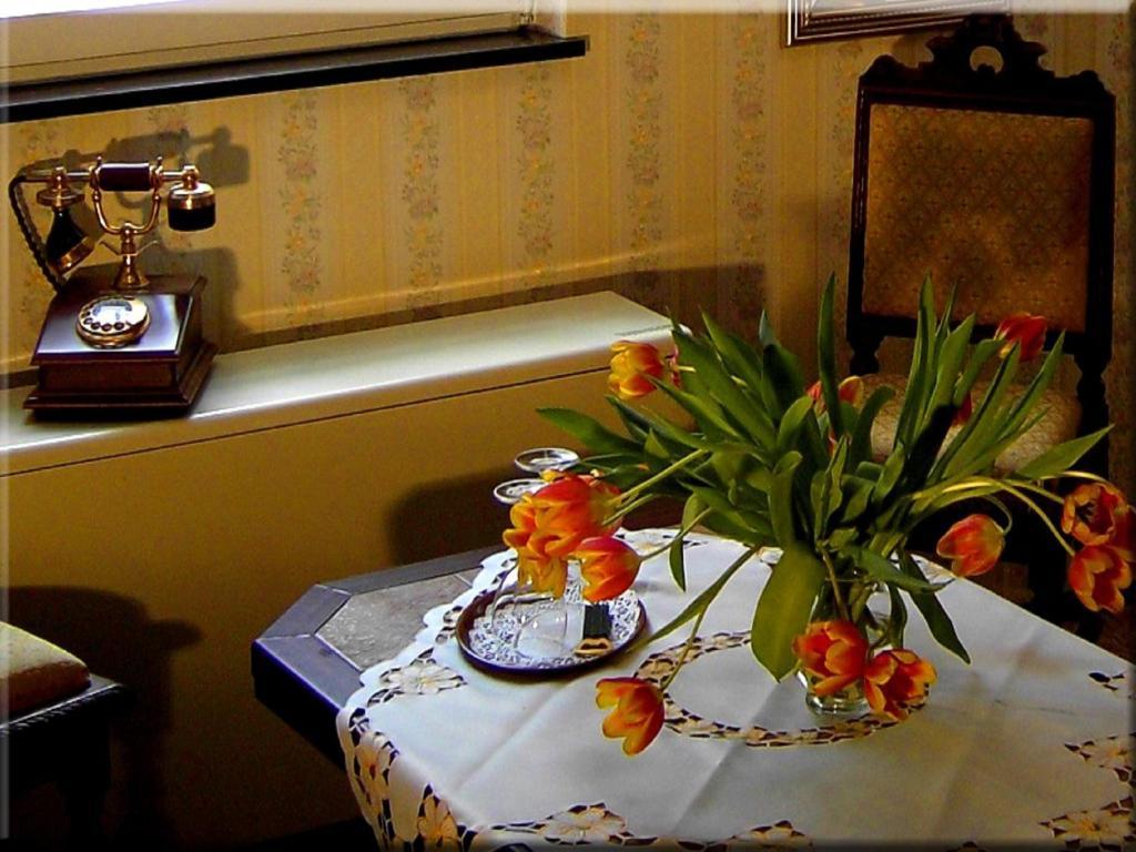 Hotel Graf Rolshausen Моншау Стая снимка