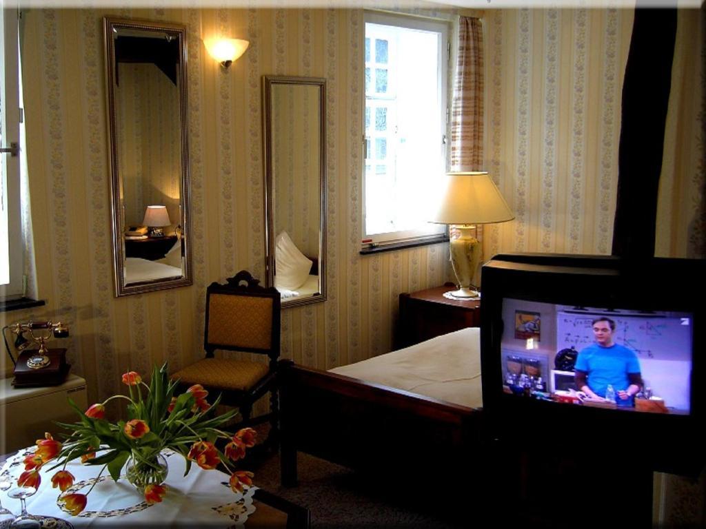 Hotel Graf Rolshausen Моншау Стая снимка