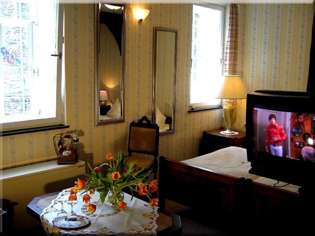 Hotel Graf Rolshausen Моншау Стая снимка