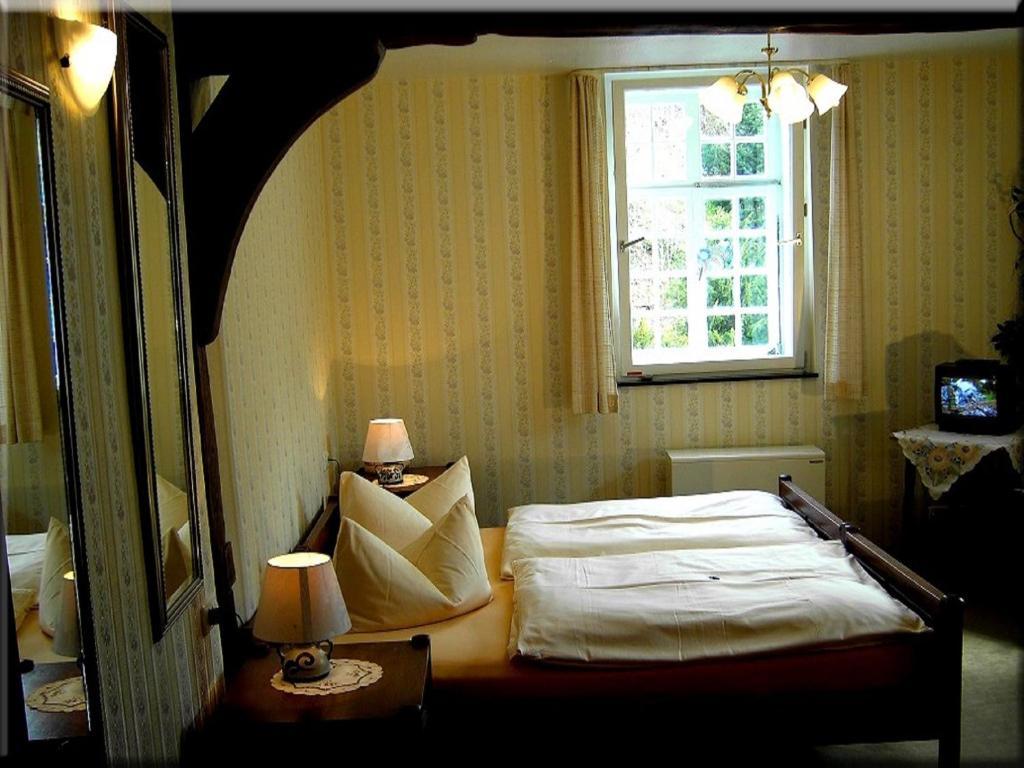 Hotel Graf Rolshausen Моншау Стая снимка